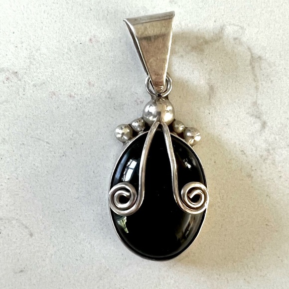 Gorgeous solid silver 925 stamped Onyx pendant. - Picture 1 of 3